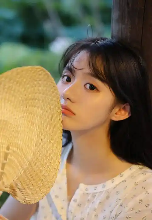 姜杉白色碎花连衣裙清纯少女形象_眼睛_皮肤_蒲扇