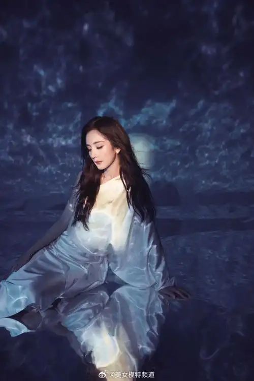 杨幂最新活动造型写真释出穿白色丝绸套装似人鱼公主