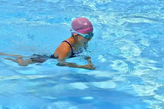 蛙泳是一种模仿青蛙动作的游泳姿势,也是一种最古老的泳姿.