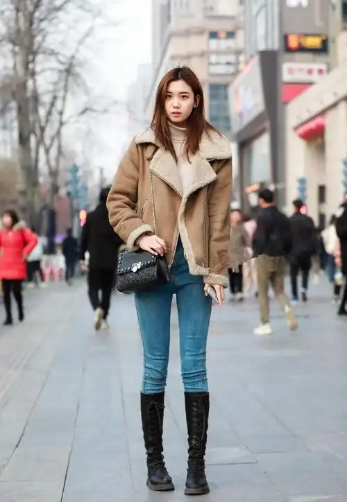 穿牛仔裤学学西安的美女搭配上靴子之后看着成熟还特别的高级