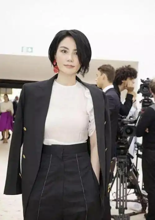 王菲扎起马尾又现佛系穿搭气质在穿麻布袋都有高级感