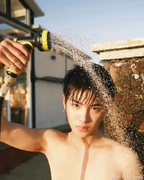 黄明昊冬日出逃泳池大片