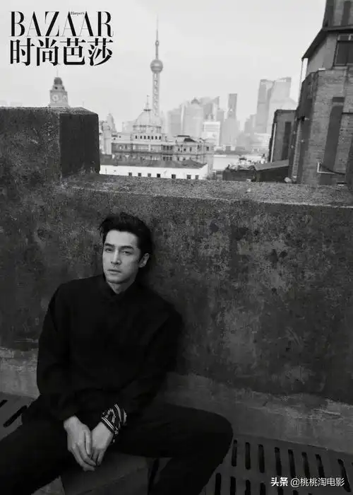 组图:《时尚芭莎》胡歌黑白光影大片,行走上海街头如梦似幻_范欣_海报