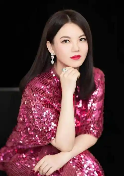 李湘晒与女儿合影,把自己p成小v脸,现实生图还不是圆润大妈啊!_照片_