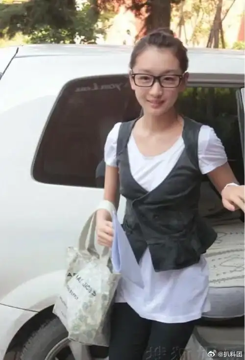 参加高考时的周冬雨,不得不说那时她真的很水灵