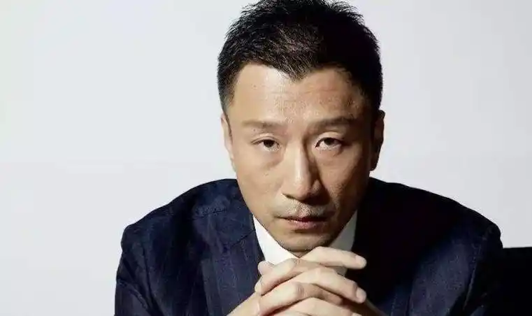 孙红雷被拍成五五分?近照身材圆润胖了许多,风格打扮与以往不同