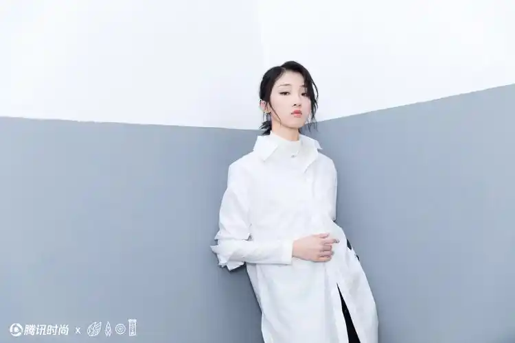 yamy简约摩登纯白写真图片28