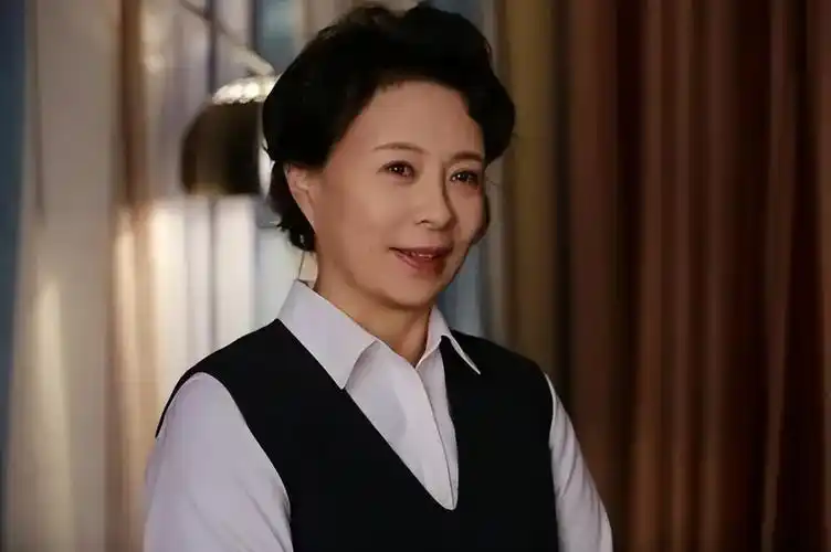 回顾演员刘佳为照顾父亲息影10年父亲离世后守着骨灰生活8年