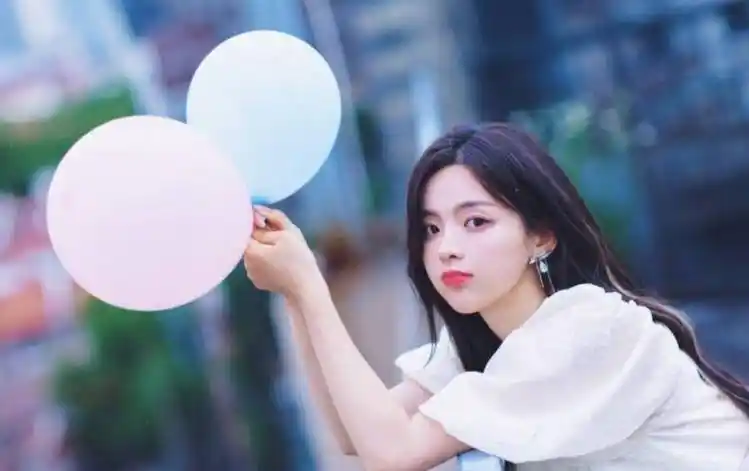 杨超越:从餐厅服务员到女偶像,让多少二代们把不服气咽回了肚子