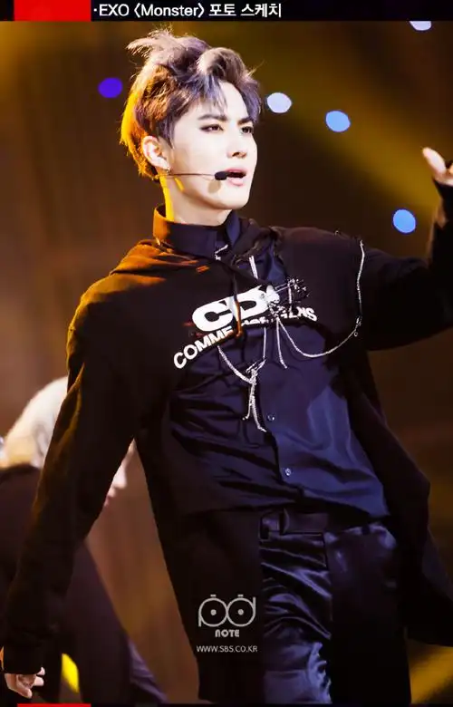 金俊勉suho#monster的打歌舞台,画上妖孽般的妆容