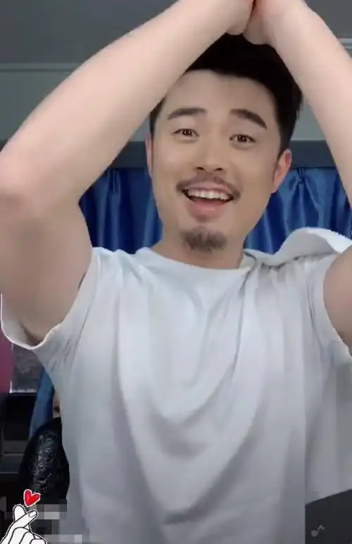 陈赫玩抖音小视频,满脸胡子像大叔,动作逗笑大家像"二傻子"
