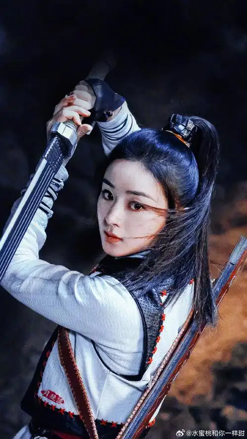 周翡红衣好英气##山花如翡##赵丽颖新剧照##赵丽颖有翡剧照##赵丽颖