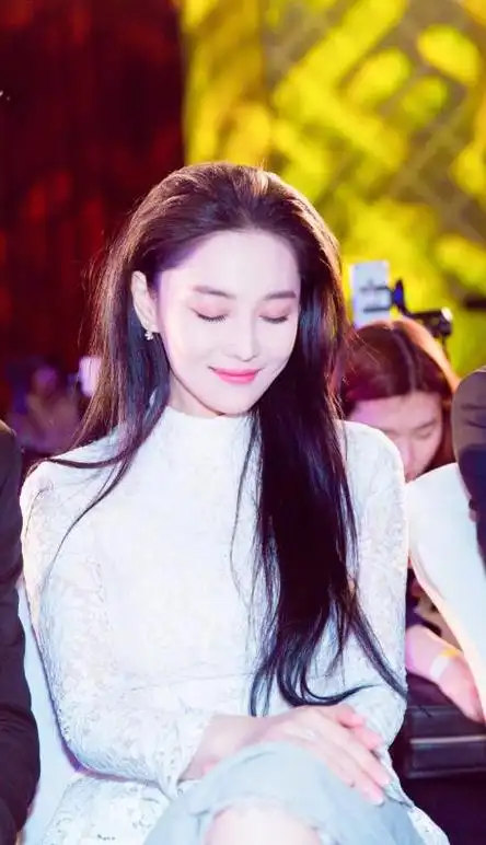 回顾嫁给"军三代"何捷,生下一个女儿,张馨予的生活幸福吗?