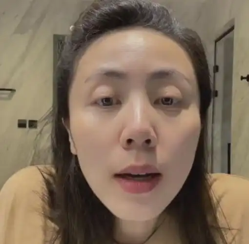 44岁孙莉分享护肤心得素颜抬头纹明显用手捂脸自侃过于勇敢