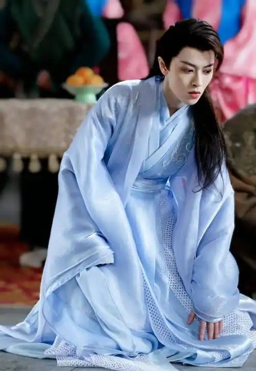 鼻骨突出,偏男性化特征一些,所以她很适合古装剧中的"女扮男装"角色