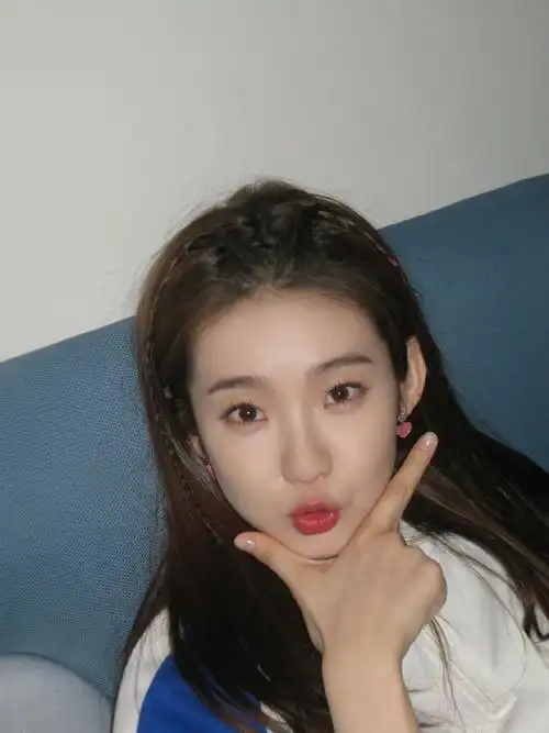 张艺凡对镜头比耶随拍##张艺凡爱心耳环