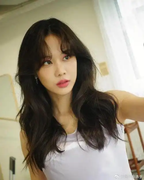 在2016年,王霏霏在微博上对中国南海事件发表了支持的言论,强调中国在