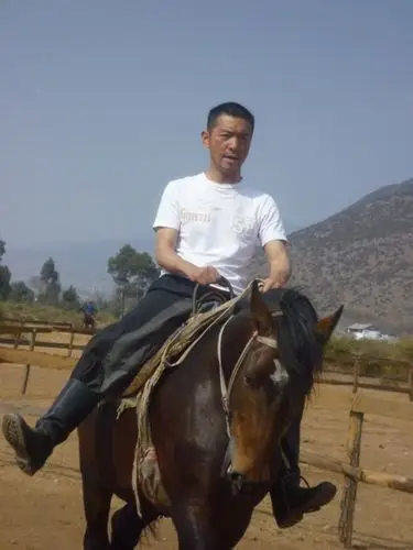 《桥隆飙》拍摄正酣  邢佳栋片场试马动魄惊心