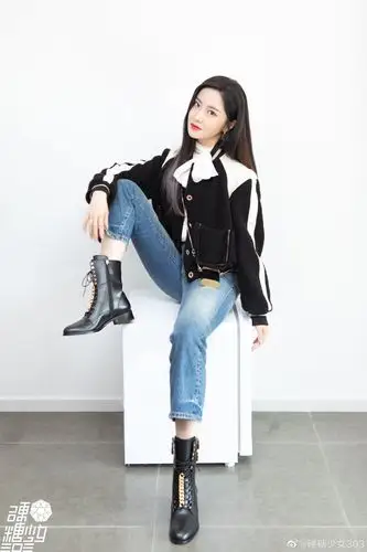 王艺瑾这是在大院拍的时装秀,实在是秀.