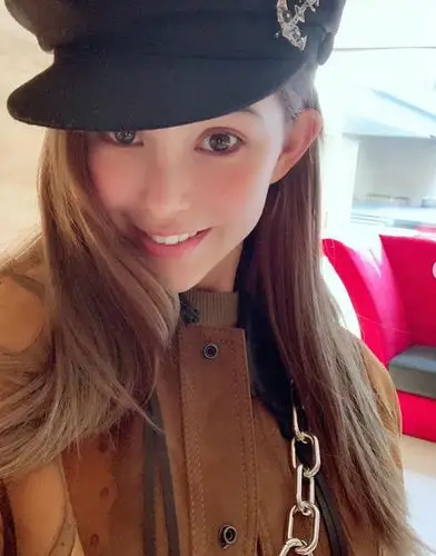 昆凌戴报童帽晒自拍 穿复古皮夹克气质温柔