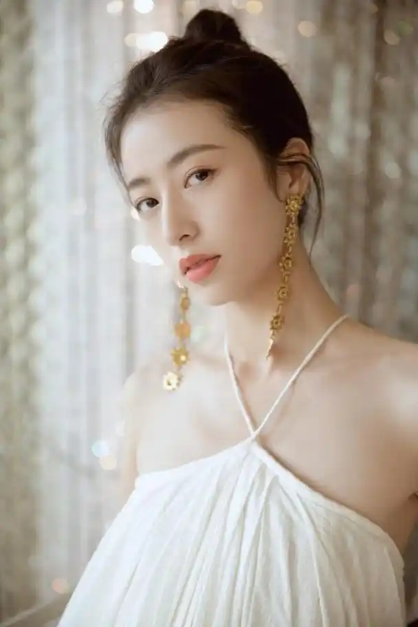 周雨彤这裙子短的过分了,穿露背仙女裙好身材尽显,看生图更心动