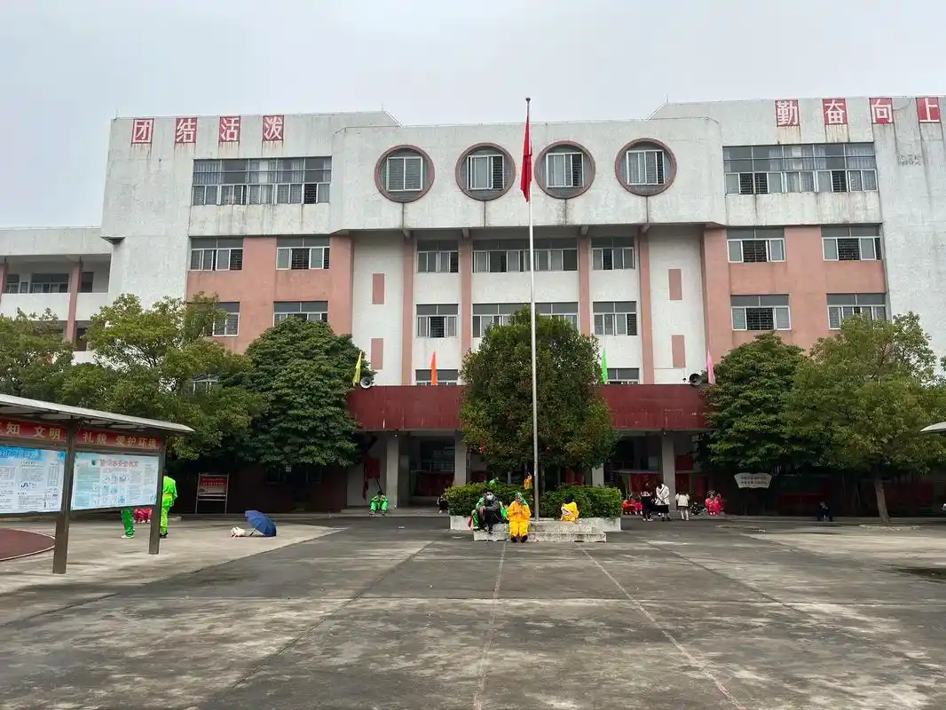 斗文小学.我们的校园,这里有一幢幢传递知识的教学楼,有施展青 - 抖音