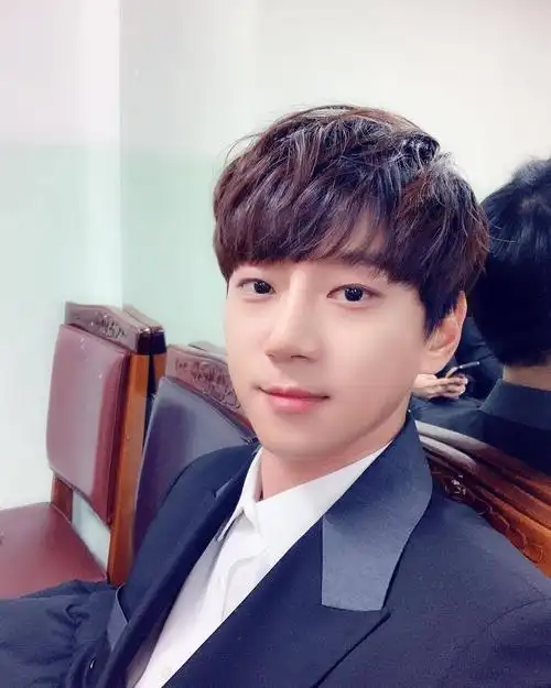 待机室里的自拍游戏 今日份帅气西装列上线了!