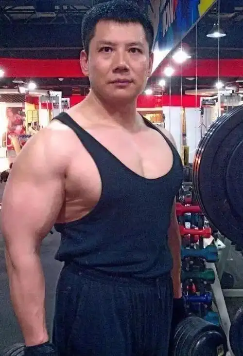 第四位:晋松如果评比健身圈中的男星肌肉围度