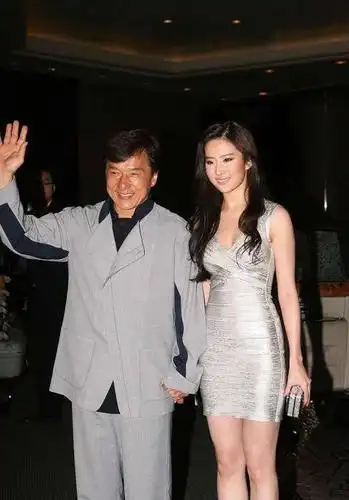 说不心动是假的,刘亦菲早期与成龙参加活动,小姿态"魅力无穷"