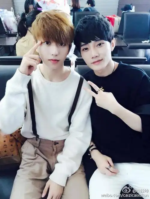 蔡徐坤和好友合照前三面无表情最后一张甜炸了