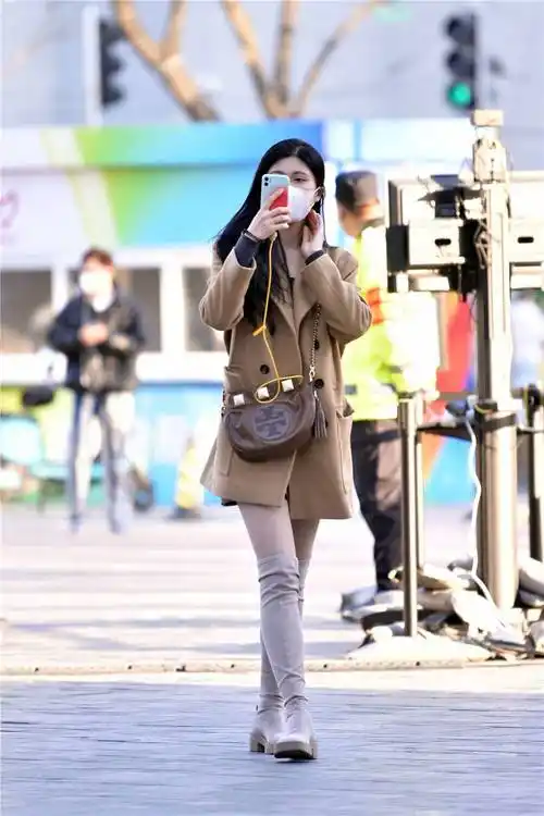 春天适合穿着过膝靴大腿靴也有不少人选择穿出特别的感觉