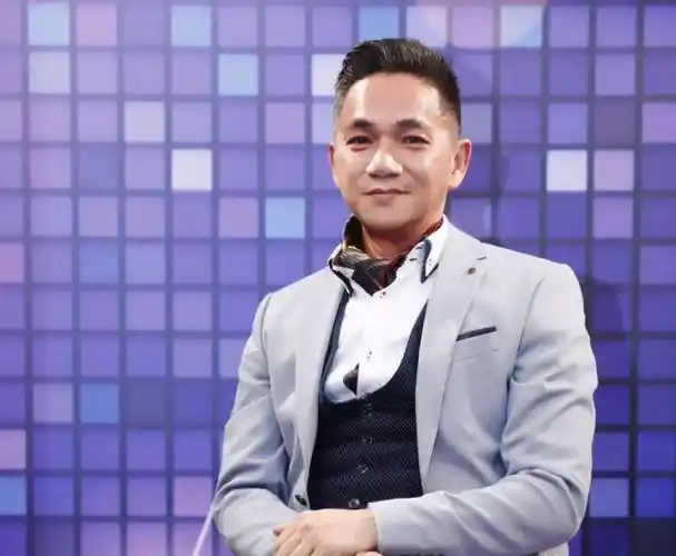 原创港片大反派骆达华晒近照才56岁头发就全白了真是让人心疼