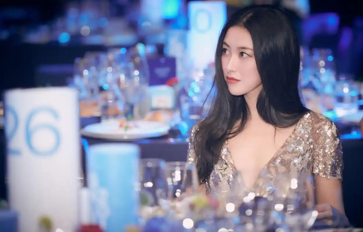 朱珠# #谢娜说男生都会喜欢朱珠#秋瓷炫:身边的男生都说朱珠最漂亮