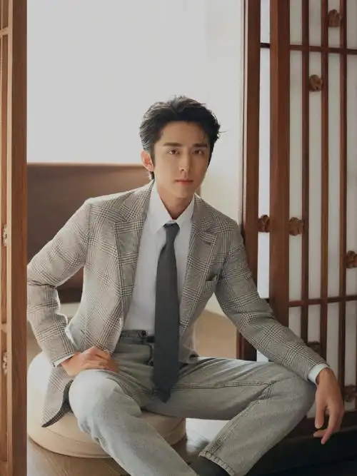 连阳光都偏爱张新成##张新成背头灰西装