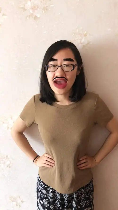 最后有惊喜,头没洗,妆没画,丑女做到底,亲亲要到嘴,为了亲亲拼了