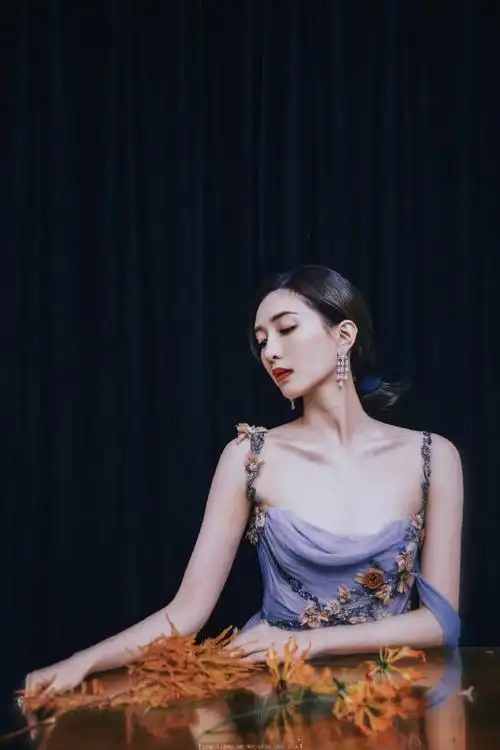 江疏影像被花藤缠起来了##江疏影鎏金亮片礼服