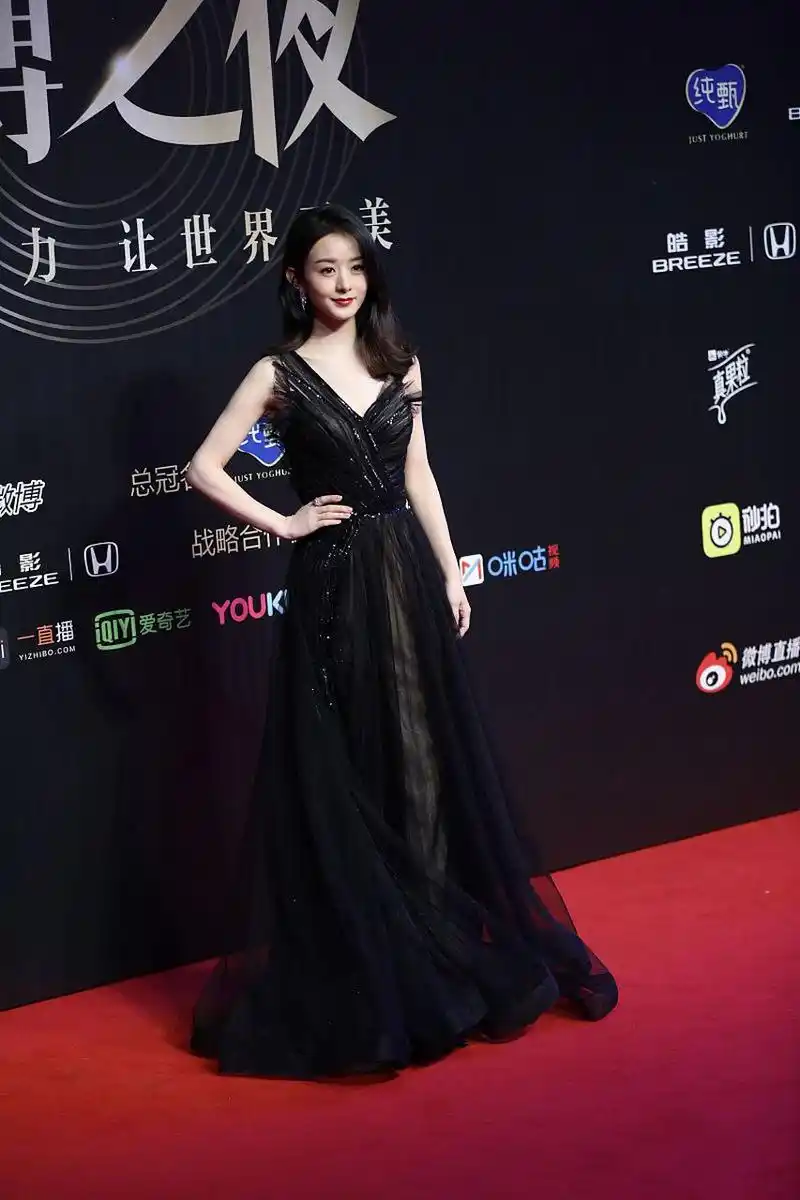 今天,有网友曝光了一组赵丽颖身穿黑色吊带长裙的照片,简直是美得惊艳
