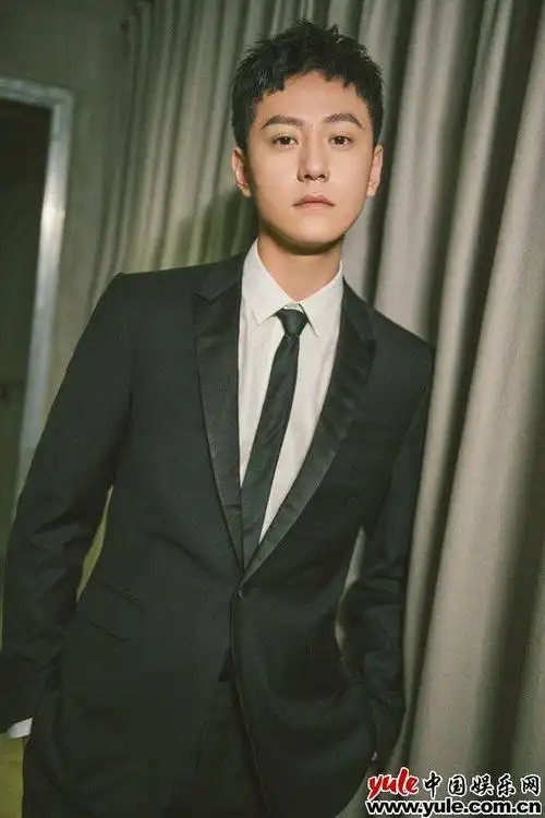 秦俊杰利落短发亮相时尚活动黑色西装定格复古质感