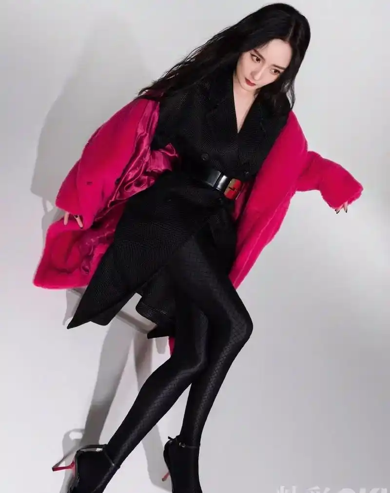 杨幂黑色高跟鞋秀身材,上演女郎造型