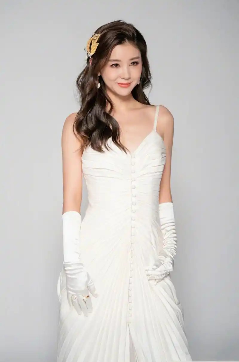 李小萌真会穿,米色毛衣配高腰牛仔裤简约洋气,难掩丰腴身材