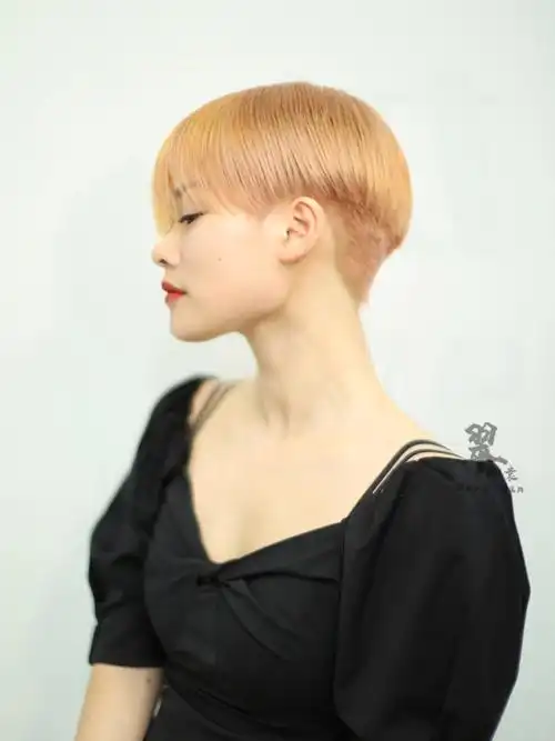 帅气短发阴阳染