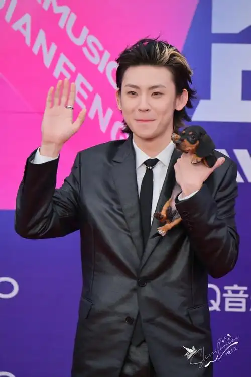 qq音乐巅峰盛典##小鬼红毯和小狗贴贴##小鬼王琳凯qq音乐巅峰盛典