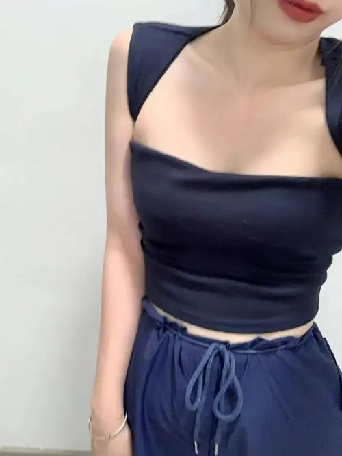 姐妹们拔腋毛吗拔干净穿上小吊带当辣妹