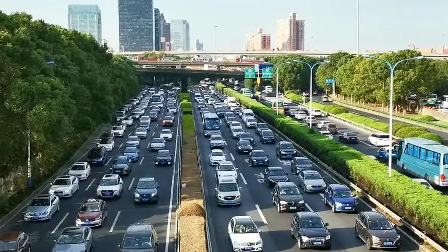 国庆长假收假首日,实拍上海早高峰中环匝道口车流