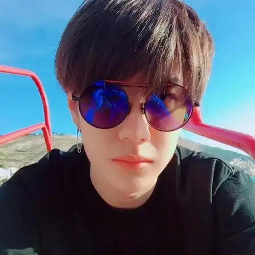 王一博2017年的那些自拍