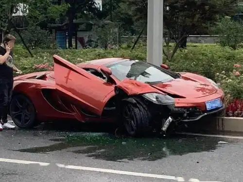 一辆百万级跑车车门撞毁!开上绿化带