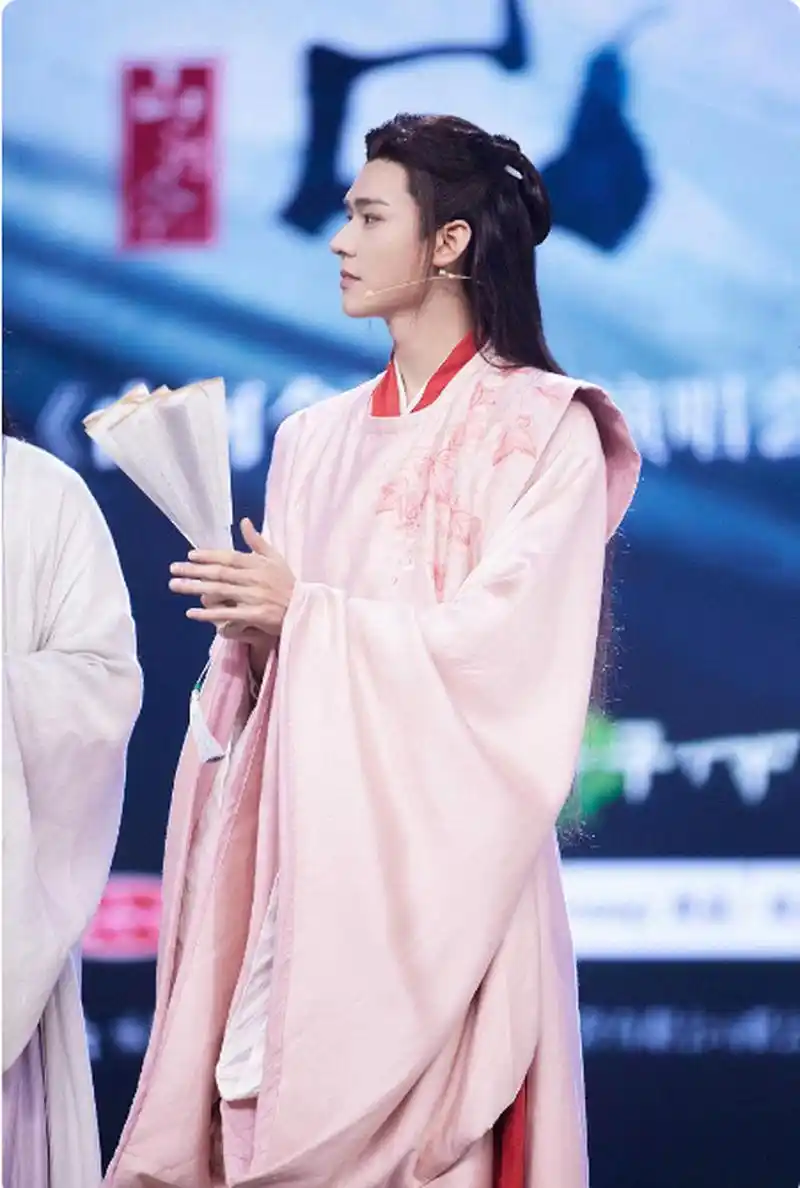 龚俊的古装活动生图!侧颜真的好优越呀!五官似乎比女生还要精致!