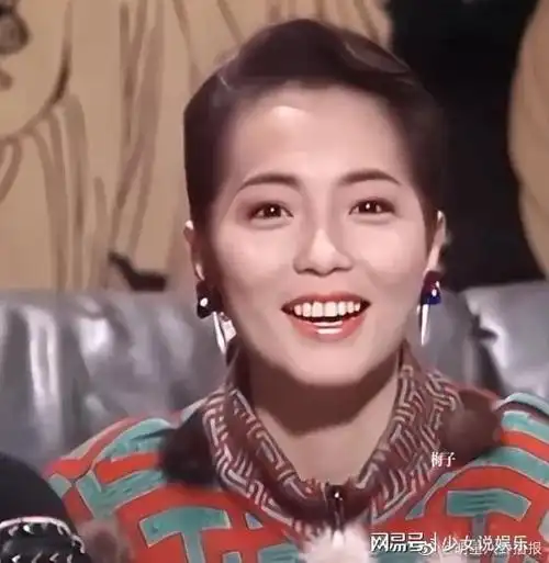 虽然苑琼丹在周星驰的电影里总是以丑角出现,但实际上苑琼丹年轻的