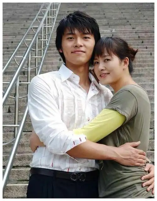 《金三顺》主演时隔15年同框,玄彬还是一样,金宣儿却成"超模"