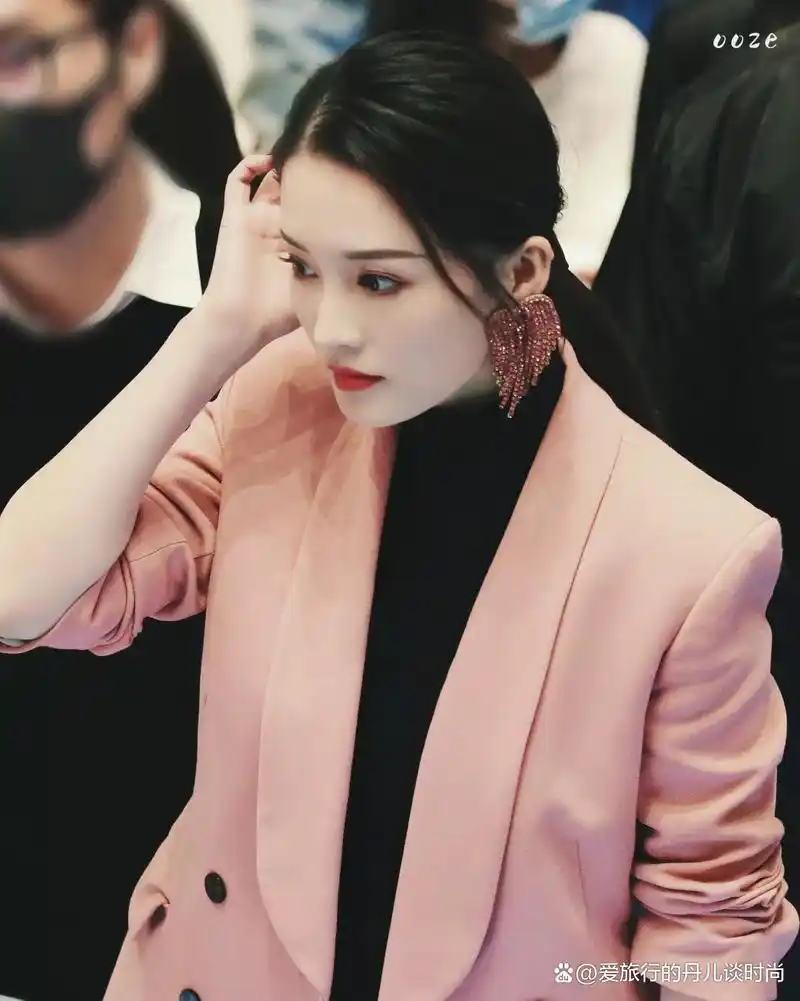 李沁穿搭太有少女感了!粉色西装搭配粉色流苏大耳环,精致又优雅